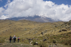 Początek trekkingu – w drodze do pierwszego obozu przez pustynne zbocza Araratu, którego szczyt jeszcze jest w chmurach