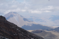 Tym razem Küçük Agri na tle wzgórz irańskich podziwiany podczas schodzenia z Araratu