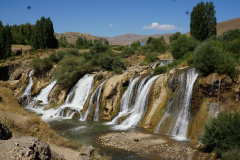 Wodospady Muradiye, enklawa zieleni i ciekawych form geologicznych w pustynno-górzystym regionie