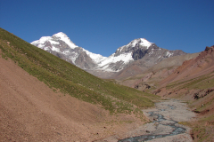 Aconcagua - cel wędrówki - i Ameghino widziane z doliny Relinchos
