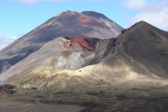 Red Crater w cieniu wyższego Mt Ngauruhoe – drzemiące wulkany obchodzimy ostrożnie z prawej strony