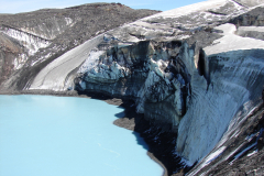 Ruapehu w języku maoryskim znaczy „Wybuchające Jezioro” – jęzor lodowca wpadający do parującego jeziora kraterowego