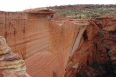 Dochodzące do 300 m wysokości skalne ściany Kings Canyon wyglądają jak wykrojone w glinie