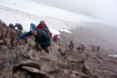 Grupa wspinaczy atakujących szczyt – powyżej 5000 m n.p.m.