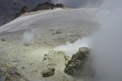 Nawietrzna strona krateru drzemiącego i dymiącego wulkanu
