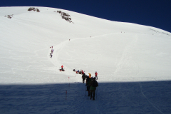 Zmarznięci wędrowcy spragnieni są słońca które promieniami ogrzewa zachodni wierzchołek Elbrusu