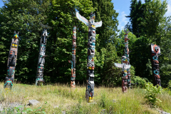 Słupy totemowe kanadyjskich Indian północnego wybrzeża Pacyfiku w Parku Stanleya w Vancouver