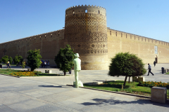 Imponujące mury i baszty twierdzy Karim Chana w mieście Shiraz