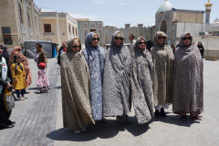 Uczestniczki wyprawy w tradycyjnych czadorach podczas wejścia do meczetu Aramgah-e Shah-e Cheragh w Shiraz
