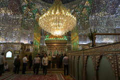 „Zakazane” zdjęcie błyszczącego wnętrza Mauzoleum Króla Światła – oddzieleni od kobiet mężczyźni przy grobie Amira Ahmada, jednego z 17-tu braci im