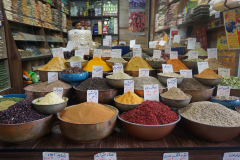 Kraina zmysłów smaków, zapachów i kolorów (w tym przypadku przypraw) na XVIII-wiecznym bazarze Vakil w Shiraz