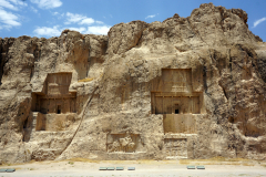 Dwa z królewskich grobowców z okresu imperium Achemenidów w Naqsh-e Rustam
