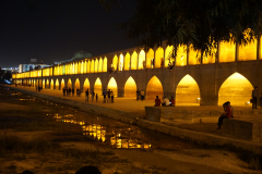 Nocna iluminacja liczącego ponad cztery wieki Mostu Trzydziestu Trzech Arkad w Isfahanie