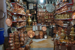 Dział rękodzielniczej „metaloplastyki” – naczynia użytkowe na bazarowym stoisku w Kaszanie