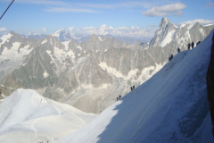W Alpach francuskich - jedni wjeżdżają kolejną na Aiguille du Midi, a inni schodzą utrudzeni