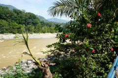 Chwila odpoczynku nad rzeką Trisuli - w drodze z Katmandu do Pokhary