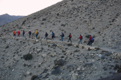 Wędrowcy na długim trekkingu z Lo-Manthang do Ghami