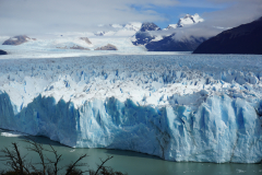Lodowiec Perito Moreno zasilający wody jeziora Lago Argentino, podobno jedyny na świecie, który się nie cofa