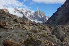 Morena czołowa lodowca, a za nią granitowe turnie Cerro Torre