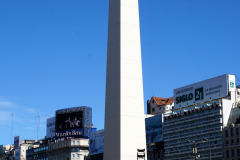 Symbol Buenos Aires - 67 metrowy biały obelisk upamiętniający założenie miasta w 1536 roku