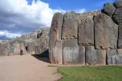 Potężne mury twierdzy Sacsayhuamán zbudowanej nawet z kilkutonowych głazów [fot. M. Kralewska]