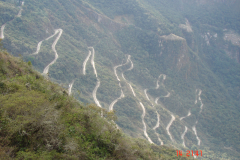 Kilkanaście serpentyn na drodze prowadzącej z ruin Machu Picchu do Aguas Calientes