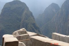 Potężne andyjskie szczyty podziwiane ze wzgórza Machu Picchu