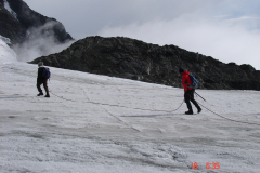 Na lodowcu Stanleya - wysokość ok. 4700 m n.p.m. - poruszamy się powoli, ale bezpiecznie