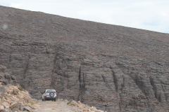 Na wyeksponowanej drodze w malowniczych górach Jebel Saghro