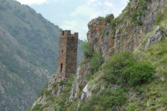 Gruzińskie średniowieczne wieże i baszty towarzyszą nam podczas trekkingów w niższych partiach Kaukazu