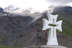 Biały krzyż „kamieniem milowym” w drodze na lodowiec Ordzweri