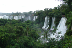 Bujna zieleń towarzysząca niezwykłym wodospadom rzeki Iguazú