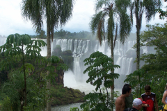 Opadające z bazaltowego płaskowyżu wody rzeki Iguazú (fot. L. Cichy)